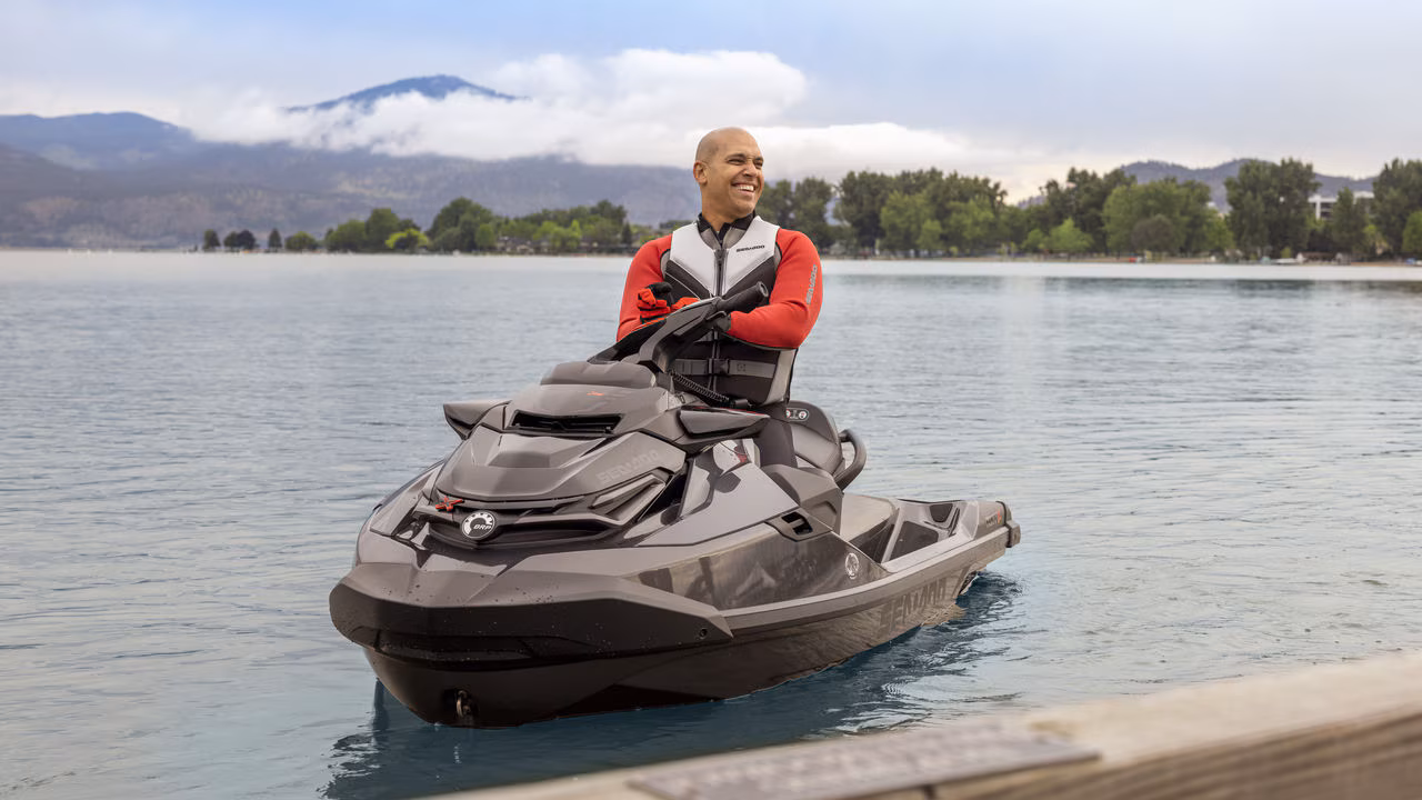 sea-pwc-my23-perf-rxt-x-1630-ace-300-premtripblk-lifestyle-24263-rgb–1-.ba1f421c